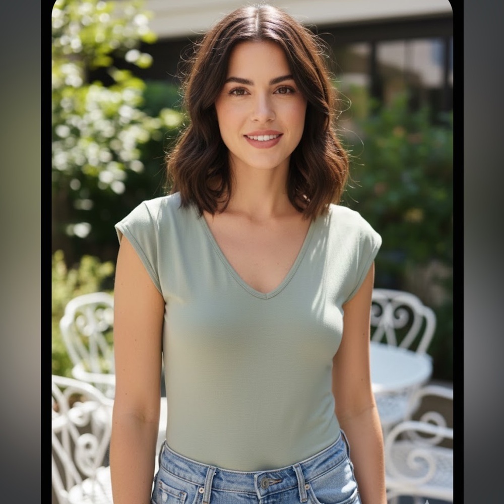 Everlane Women's Short Sleeve V-Neck Tee Bodysuit - Light Green